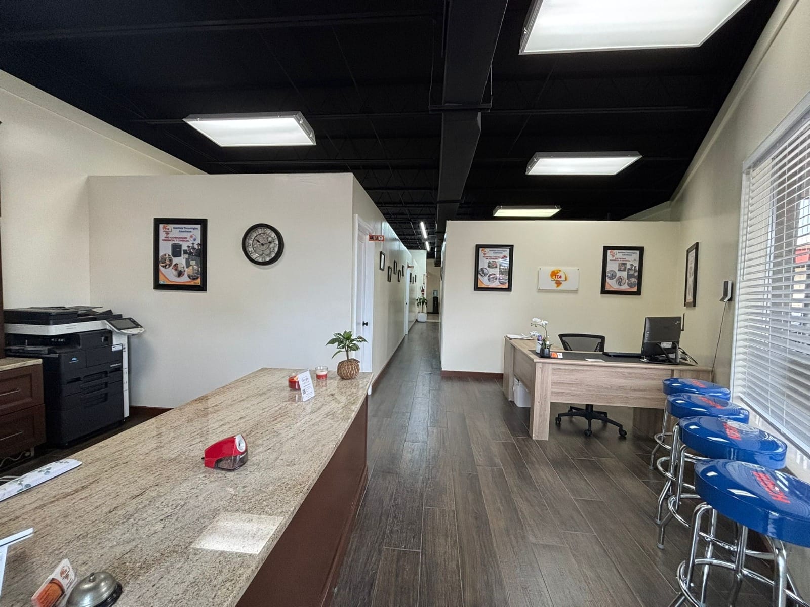 Fachada exterior de la sede Columbus del Instituto Tecnológico Americano con ingreso principal.