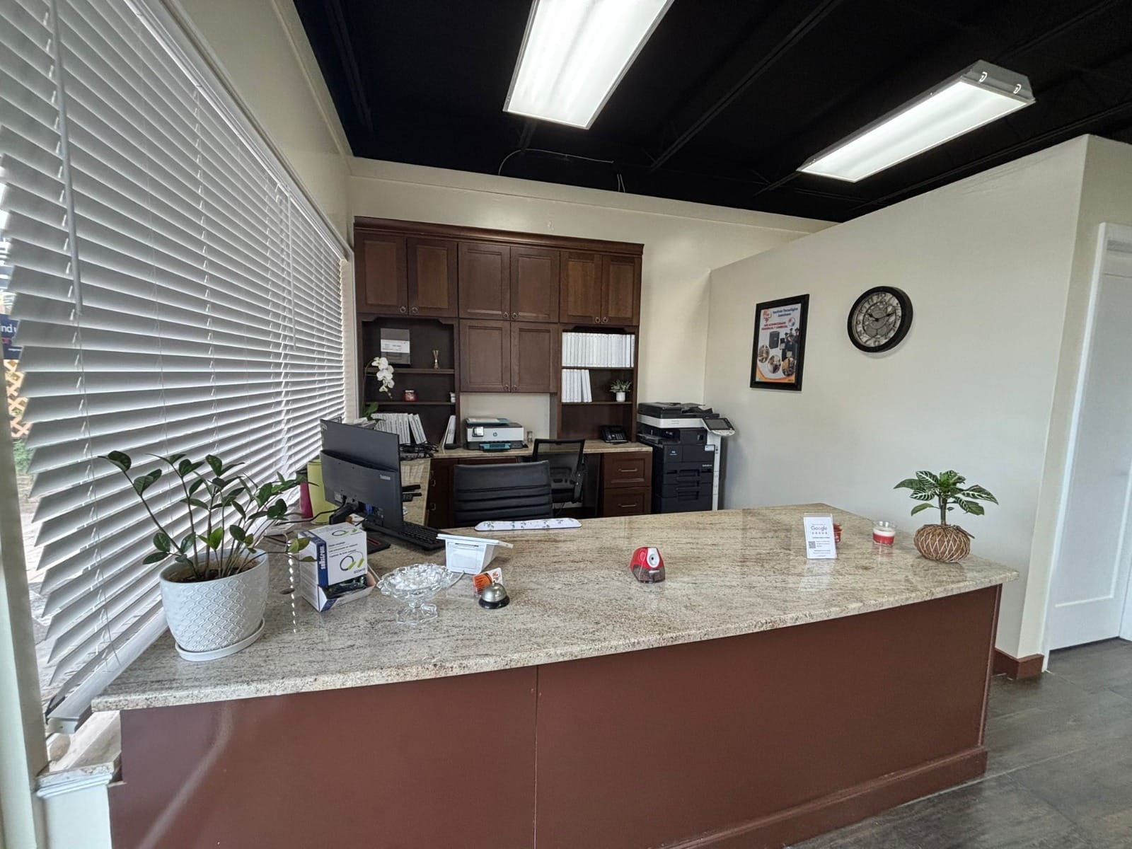 Fachada exterior de la sede Columbus del Instituto Tecnológico Americano con ingreso principal.