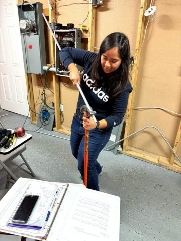 Curso de Electricidad Profesional – Instituto Tecnológico Americano Alumno del curso de Electricidad de ITA utilizando herramientas para trabajos eléctricos.