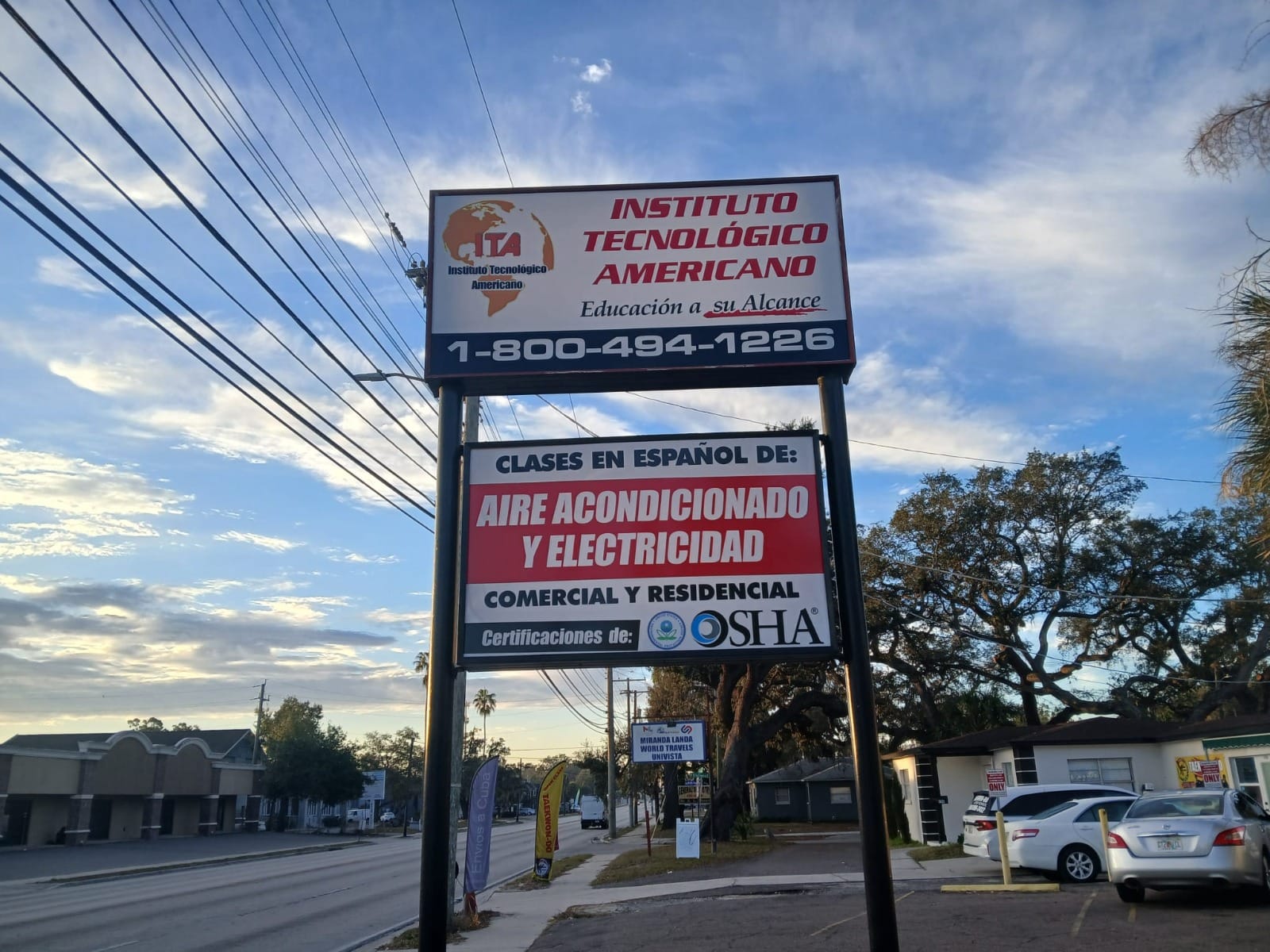 Fachada exterior de la sede Columbus del Instituto Tecnológico Americano con ingreso principal.