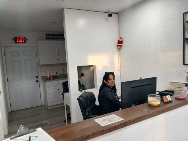 Recepción de la Sede Armenia del ITA Recepción administrativa del Instituto Tecnológico Americano en la sede Armenia con personal de atención.