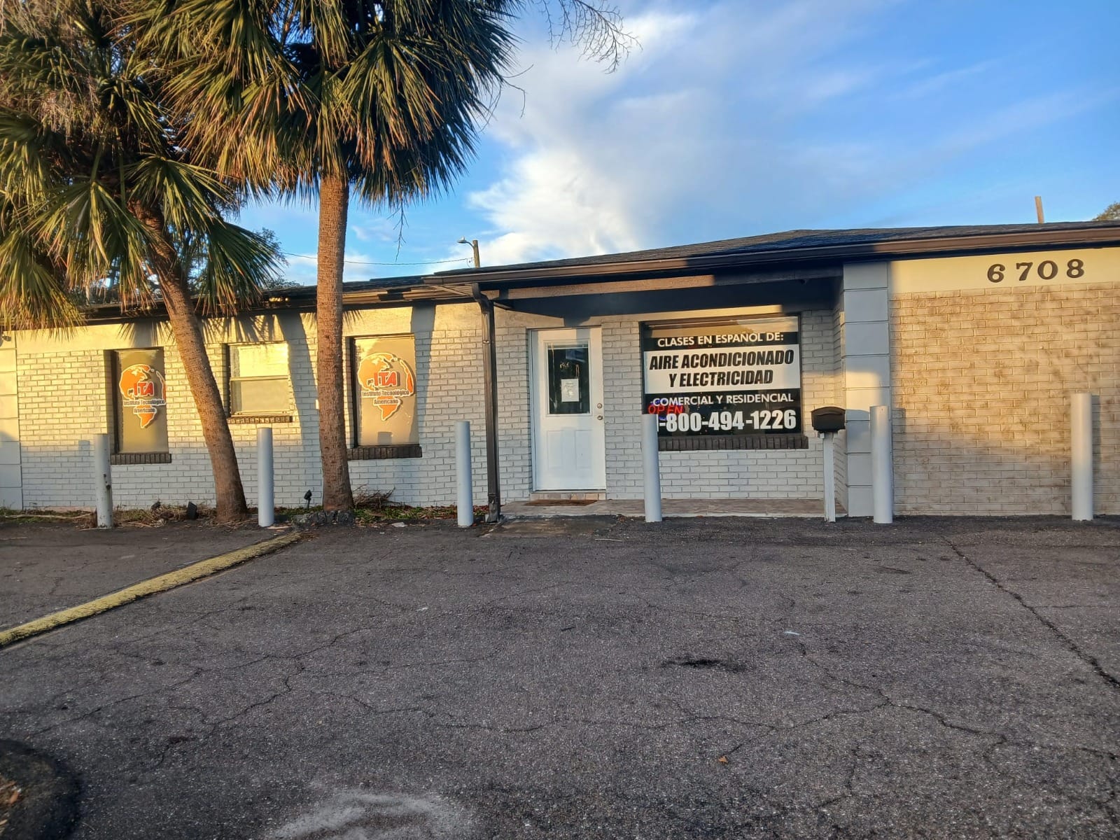 Fachada exterior de la sede Columbus del Instituto Tecnológico Americano con ingreso principal.