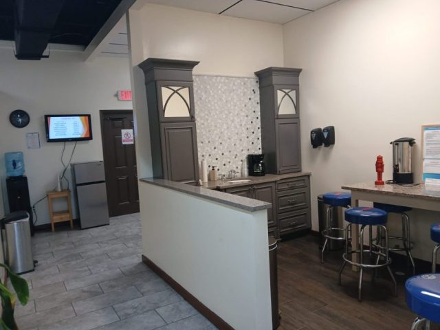 Área común de la Sede Columbus del ITA Área común con kitchenette en la sede Columbus del Instituto Tecnológico Americano.