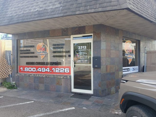 Fachada de la Sede Columbus del ITA Fachada exterior de la sede Columbus del Instituto Tecnológico Americano con ingreso principal.