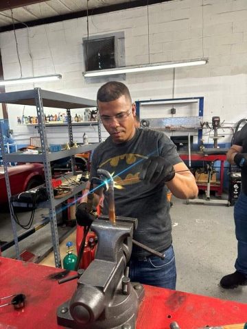 Soldadura HVAC en el curso de Aire Acondicionado de ITA Estudiante soldando tubería de cobre en práctica del curso de aire acondicionado de ITA.