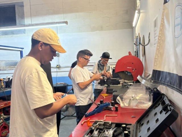 Estudiantes trabajando en equipo en taller de aire acondicionado del ITA.