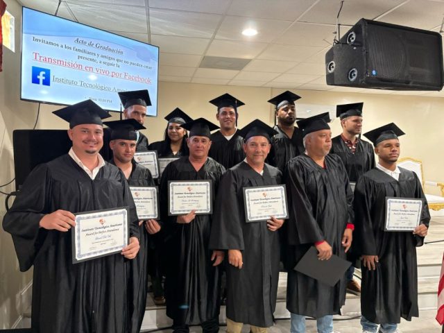 Acto de graduación ITA – Promoción de técnicos Grupo de graduados del Instituto Tecnológico Americano con certificados durante la ceremonia en Columbus.