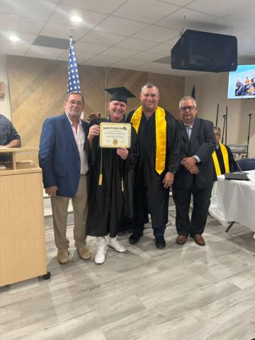 Entrega de certificados ITA – Ceremonia de graduación Instructor del Instituto Tecnológico Americano entregando un certificado a un graduado en la sede Columbus.