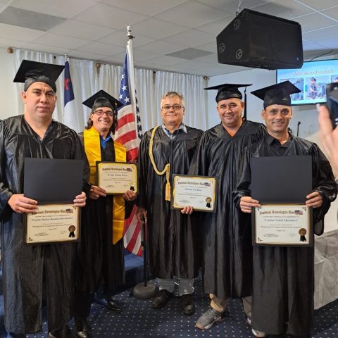 Graduación ITA – Electricidad y Aire Acondicionado | Sede Columbus Grupo de graduados del Instituto Tecnológico Americano con toga y diplomas durante la ceremonia en la sede Columbus.
