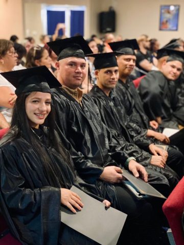 Graduados del Instituto Tecnológico Americano Graduados del Instituto Tecnológico Americano sentados durante la ceremonia de graduación, vestidos con toga y birrete.