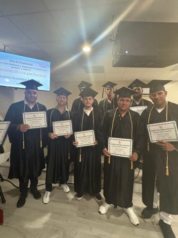 Graduación ITA – Técnicos certificados Graduados del ITA con toga y certificados durante el acto de graduación.