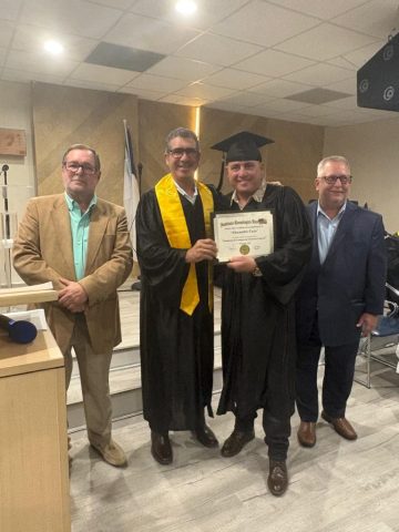 Reconocimientos ITA – Graduación sede Columbus Graduados del Instituto Tecnológico Americano mostrando certificados de reconocimiento en la ceremonia.