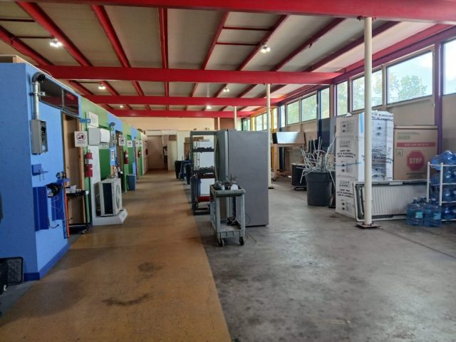 Talleres de formación técnica del ITA Taller técnico del Instituto Tecnológico Americano con estaciones de práctica y equipamiento profesional.