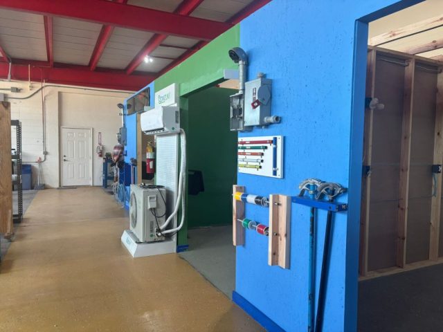 Taller de prácticas técnicas del ITA Taller técnico del Instituto Tecnológico Americano con bancos de trabajo y herramientas.