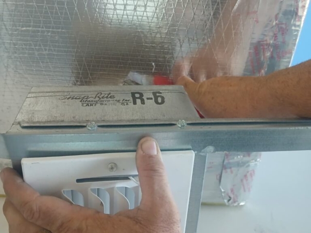 Montaje y ajuste de ductos HVAC Estudiante ajustando un ducto metálico aislado como parte de un ejercicio práctico de ductería HVAC.