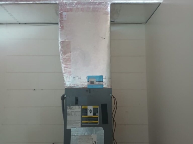 Sistema de ductería instalado para entrenamiento HVAC Sistema de ductería metálica conectado a una unidad HVAC durante prácticas del curso de ductería.