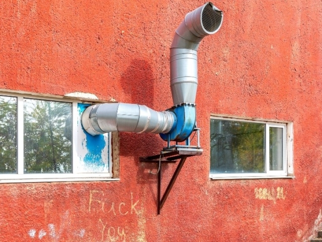 Instalación de ductería exterior – Curso de Ductería ITA Ductería metálica instalada en el exterior de un edificio como parte del curso de ductería del ITA en la sede Columbus.