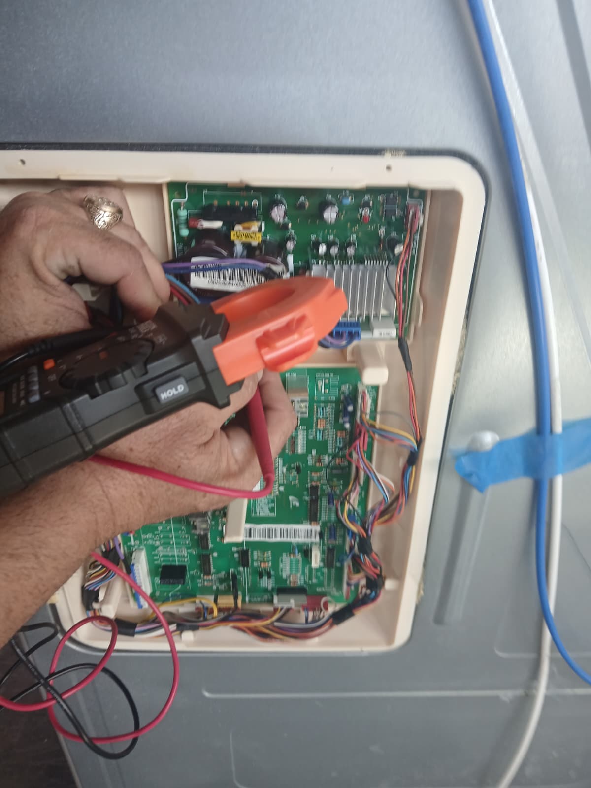 Estudiantes del Instituto Tecnológico Americano realizando prácticas del curso de aire acondicionado con un equipo de climatización.